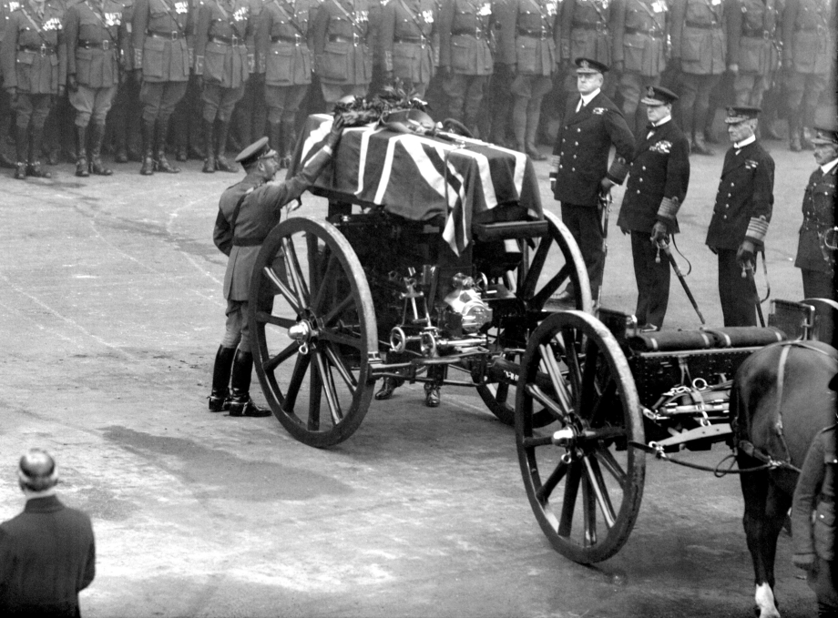 george_v_wreath_laying_unknown_warrior_0[1]